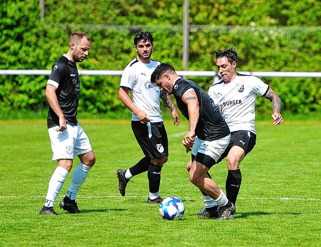 Marco Effinger (links am Ball) dreht sich in dieser Szene um Schonachs Luca Timm (erster von rechts) herum.