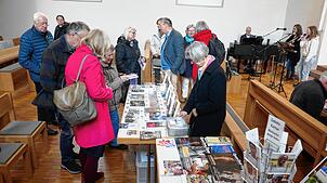 Nach dem Gottesdienst zum Thema „Verfolgte Christen“ interessieren sich zahlreiche Gottesdienstbesucher am Schriftstand von Open Doors. ...