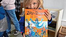 Helena (4) freut sich auf die Zeit in ihrer Eichhörnchenbande.