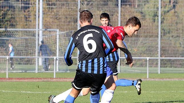 Trotz knappem Spiel verlor der TuS Immenstaad (hinten, Ralph-Jörn Kristen) mit 2:3 gegen den SV Orsingen-Nenzingen (vorne, Kevin ...
