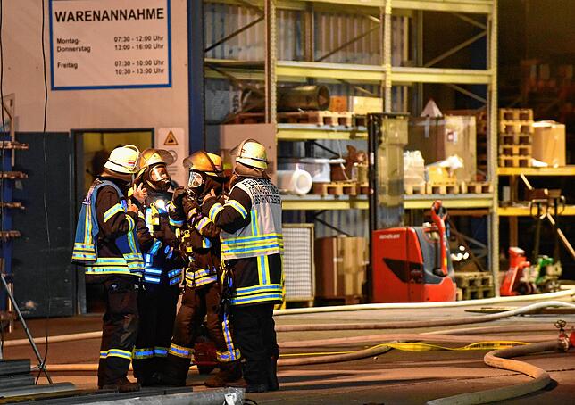 Kurze Besprechung während des Einsatzes. Ortskenntnis und Umsicht der Feuerwehrleute haben Schlimmeres, insbesondere Umweltschäden, ...