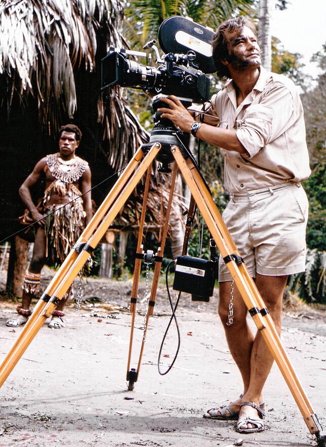 Hermann Schlenker trug die zentnerschwere Filmausrüstung bis in die entlegensten Dörfer Papua-Neuguineas.