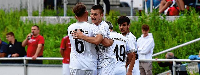 Sechsfacher Torschütze: Robin Florian (Nr. 6) beglückwünscht Luka Bartolovic, der beim 9:0-Kantersieg von Spitzenreiter FC Tiengen 08 II ...