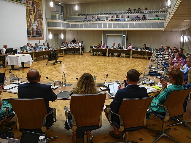 Das neue Gremium kommt erstmals zusammen. Bei der konstituierenden Sitzung des Singener Gemeinderats gab es aus dem Gremium am Ende Applaus.