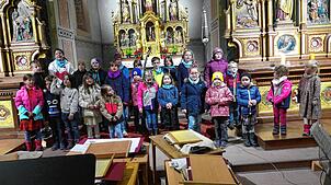 Der Kinderchor der Jugendmusikschule unter der Leitung von Martina Schwarz begeistert beim Adventskonzert in der Nikolaus-Kirche. Bild: ...