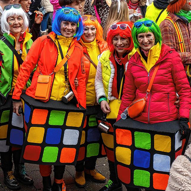 (Archivbild von 2024) Sind sie nicht zauberhaft, diese Zauberwürfel? Wenn die Gäste von „Ho Narro uf de Gass“ derart von innen heraus ...