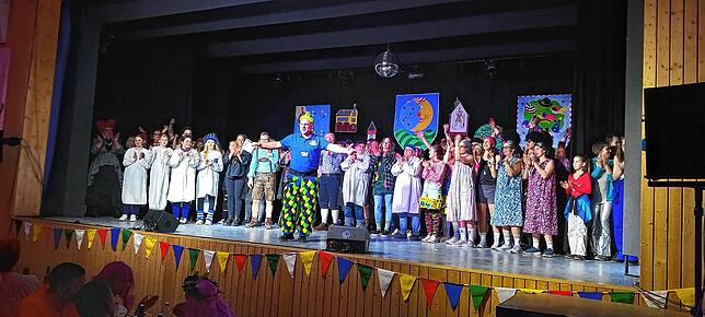 Finale des närrischen Abends: Die Akteure der bezaubernden Show präsentieren sich zum Schlussapplaus dem Publikum.