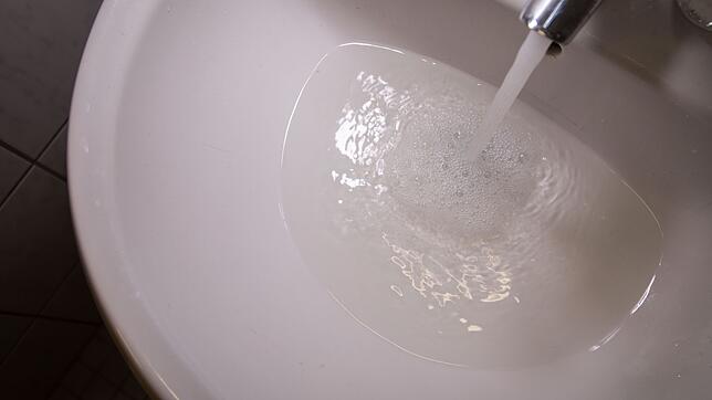 Das Wasser fließt nicht mehr richtig ab? Ein Hack soll helfen, die Verstopfung zu beheben.