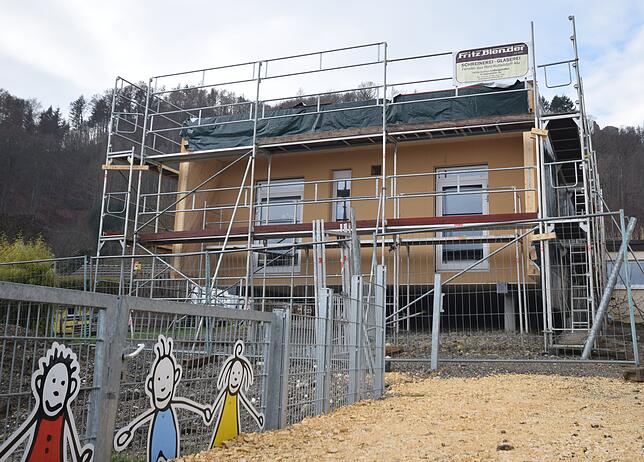 Der Kindergarten-Anbau in Bodman steht schon weitgehend. Der Rat hat noch über die Fassade mit der Fluchttreppe zur Straße hin, die hier ...