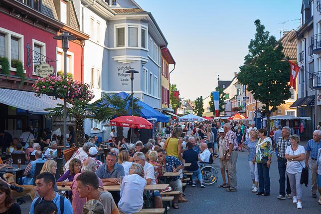 Flanieren: Zum Abend hin fanden immer mehr Gäste den Weg in die Innenstadt. In der ganzen Innenstadt sorgten Bands für Unterhaltung.