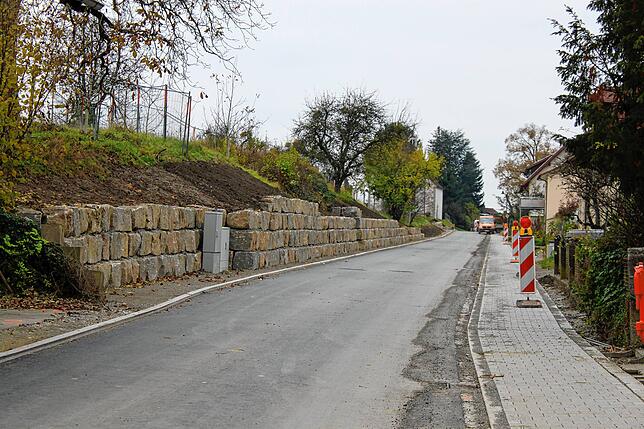 Die Möggenweilerstraße zwischen der Kapelle St. Wolfgang (links im Hintergrund) und Anton-Reichle-Straße ist asphaltiert, ein ...