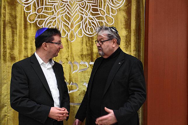 Wenn er im Land unterwegs ist, besucht Michael Blume (links) immer die Synagogen wie hier in Konstanz. Neben ihm Benjamin Nissenbaum, ...
