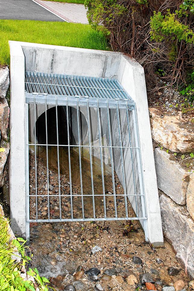 Diese Beton-Stahl-Konstruktion heißt in der Fachsprache Einlaufbauwerk. Der integrierte Stabrost soll bei Starkregen vor Verstopfung des ...