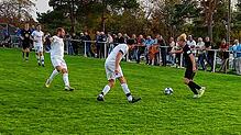 Der Tennenbronner Fabrice-Andre Moosmann (rechts) sieht sich hier gleich zwei SG-Spielern gegenüber.