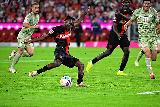 Leverkusens Jeremie Frimpong spielt in Richtung Tor der Bayern.