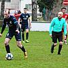 Jonathan Raus (am Ball) im Dribbling. Kurze Zeit später erzielte er das 1:0 für die SG Kirchen-Hausen.