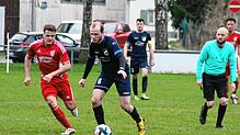 Jonathan Raus (am Ball) im Dribbling. Kurze Zeit später erzielte er das 1:0 für die SG Kirchen-Hausen.