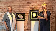 Mit Freude dabei: Die Künstlerin Andrea Pfrengle (links) und die Ladeninhaberin Andrea Heitzmann eröffnen gemeinsam die Ausstellung ...