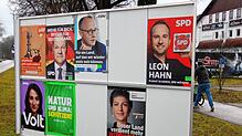 In der Kernstadt, wie hier beim Fitnessstudio, sowie den größeren Ortsteilen wurden zentrale Plakatwände aufgestellt, auf denen die ...