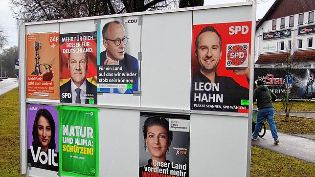 In der Kernstadt, wie hier beim Fitnessstudio, sowie den größeren Ortsteilen wurden zentrale Plakatwände aufgestellt, auf denen die ...