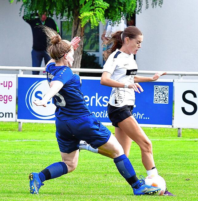 Ehrentreffer: Maya Fricker (rechts, gegen Vanessa Moser von der SG Geißlingen/Grießen) erzielte beim 1:9 des SV Waldhaus gegen die SG ...