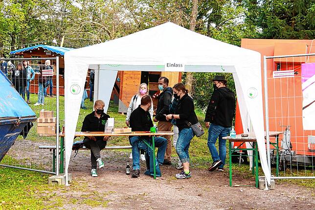 Am Eingang des Dorffestes wird strikt die Einhaltung der 3-G-Regel kontrolliert. Ein Bauzaun versperrt den ungeprüften Zugang.