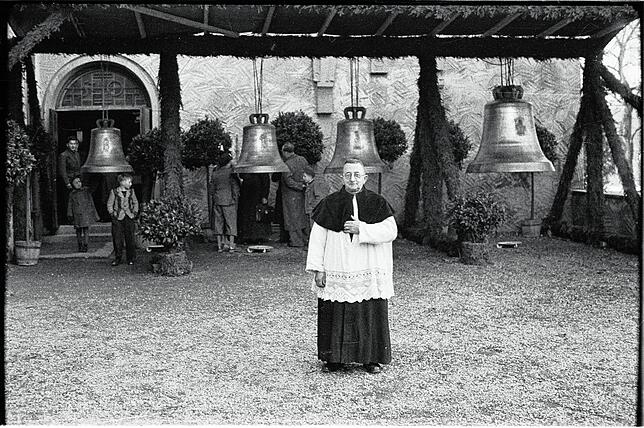 Glockenweihe im Jahr 1950: Mesner Gottlieb Schorer, der 1950 in St. Oswald Dienst tat, stellte sich vor den neuen Glocken zum ...