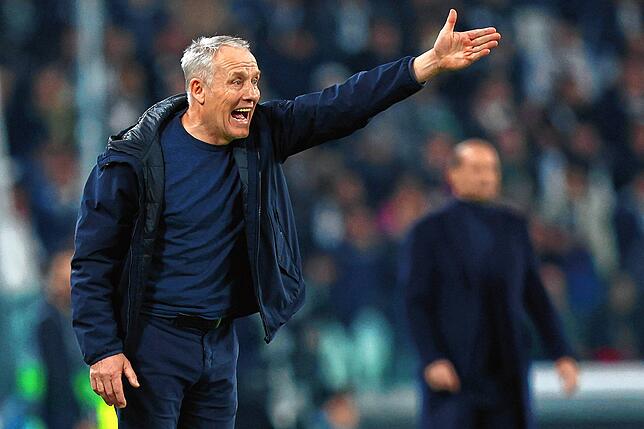 Freiburgs Trainer Christian Streich gibt taktische Anweisungen.