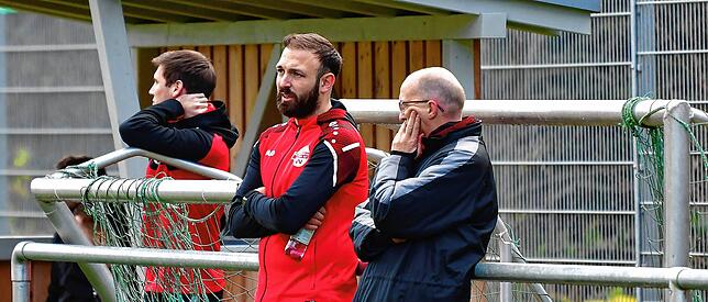 Duo: Bis Ende vergangener Saison war Ismail Palit beim FC Wallbach Spielertrainer bei Chefcoach Dirk Tegethoff (rechts). Seit dessen ...