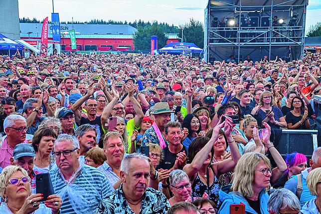 Tausende Zuhörer füllen das Festivalgelände im Gewerbegebiet Auf Herdenen zwischen Villingen und Schwenningen.
