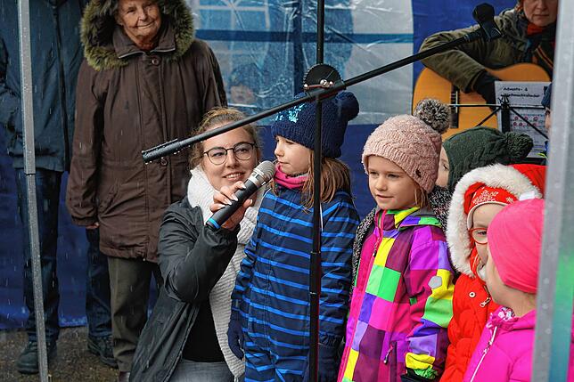 Bild 5: Groß und Klein trotzen beim Weihnachtsmarkt Rickenbach dem Schmuddelwetter