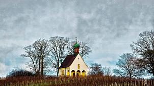 Die Erzinger Bergkapelle ist das Wahrzeichen der Erzinger Winzer. Sie ist weithin zu sehen. Bild: Christiane Liening