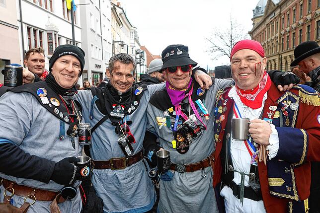 Bild 24: Die Konstanzer Fasnacht außer Rand und Band! Hästräger feiern auf der Marktstätte – die schönsten Bilder!