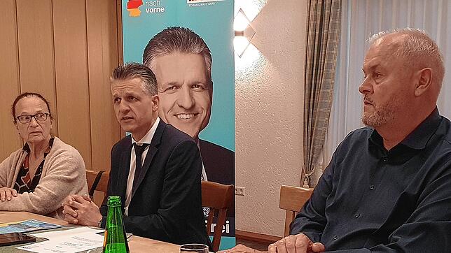 Marianne Schiller, stellvertretende CDU-Kreisverbandsvorsitzende, der scheidende Vorsitzende Thorsten Frei sowie Rudolf Fluck, ebenfalls ...