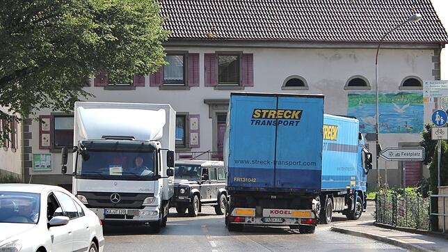 In der Schwanenhalskurve ist bereits Tempo 30 als Höchstgeschwindigkeit festgelegt, doch häufiges Bremsen, Schalten und wieder Anfahren ...