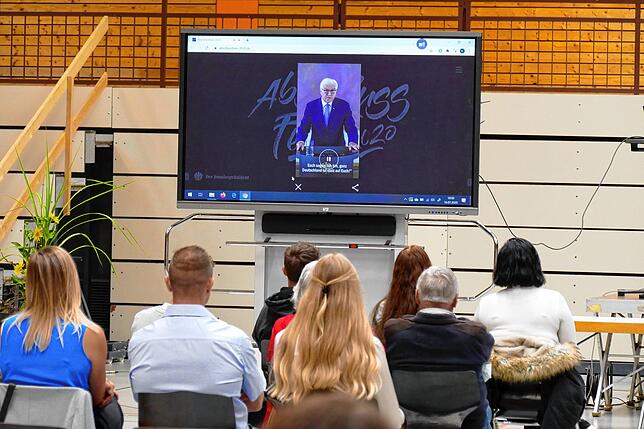 Bundespräsident Frank-Walter Steinmeier hat die Kampagne Abschlussfeier 2020 gestartet, der sich mittlerweile viele Prominente ...