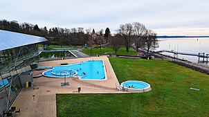 Vom Saunabereich haben Gäste einen Rundumblick auf die Therme und den Bodensee.