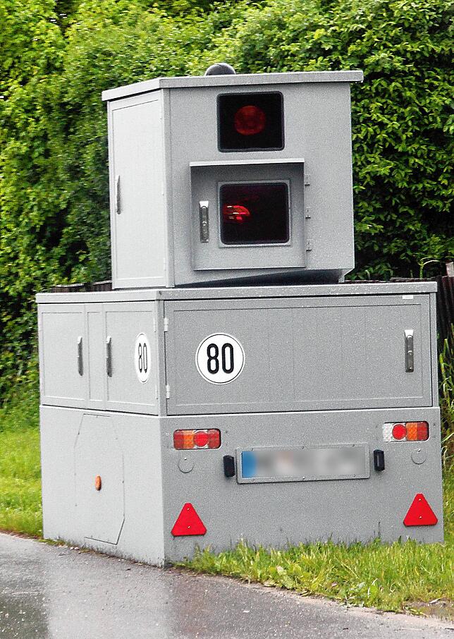 Sieht aus wie ein kleiner Container, kann aber kostspielige Fotos von zu schnellen Fahrzeugen machen: Der neue, semistationäre Blitzer, ...