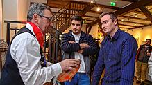 Ganz wissbegierig nehmen Jens Kupetz (rechts) und Pedja Grba die Tipps und Ratschläge auf, um sich in ihrer ersten Saison im Narrohäs ...