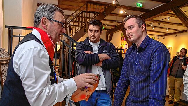 Ganz wissbegierig nehmen Jens Kupetz (rechts) und Pedja Grba die Tipps und Ratschläge auf, um sich in ihrer ersten Saison im Narrohäs ...