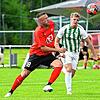 Kevin Kitiratschy (rotes Trikot) vom FC Kappel, versucht Max Uhing von der DJK Villingen den Ball abzujagen. Nach der Villinger Führung ...