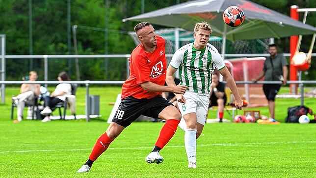 Kevin Kitiratschy (rotes Trikot) vom FC Kappel, versucht Max Uhing von der DJK Villingen den Ball abzujagen. Nach der Villinger Führung ...