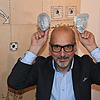 Michael Fuchs, Präsident des Langensteiner Museumsvereins, mit zwei interaktiven Masken. Jeder Besucher kann einen solchen Avatar für ...