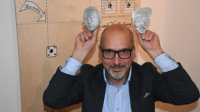 Michael Fuchs, Präsident des Langensteiner Museumsvereins, mit zwei interaktiven Masken. Jeder Besucher kann einen solchen Avatar für ...