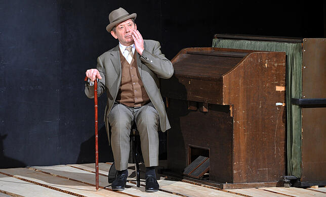 Andre Jung im Stück &bdquo;Winterreise&ldquo; von Elfriede Jelinek in den Münchner Kammerspielen.