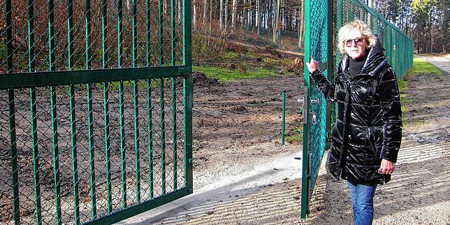 An dieser Ecke des großen Freigeheges der Bären bekommen die neuen Wölfe ihr Rückzugsgehege, erklärt Parkleiterin Martina Schleith.