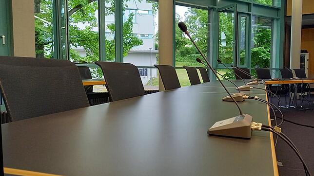 Leere Sitzreihen im großen Sitzungssal des Rathauses. Die neuen Gemeinderäte, die hier im kommenden Juli Platz nehmen werden, sollen ...