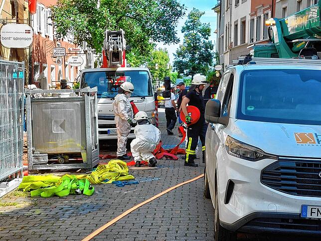 Am Tag nach dem Ausbruch des Brandes gehen die Löscharbeiten weiter. Der Einsatz ist für alle Kräfte vor Ort zehrend, doch die Feuerwehr ...
