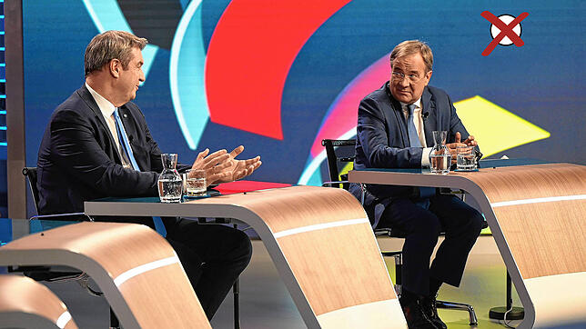 Armin Laschet (CDU), Kanzlerkandidat der Union, und CSU-Chef Markus Söder sitzen im Wahlstudio des ZDF bei der &bdquo;Berliner ...