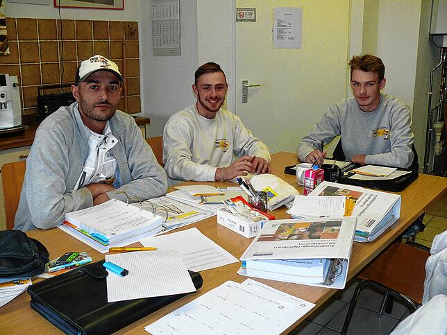 Die Lehrlinge Saif Ayari, Jeremy Wacker und Florian Leiderer kümmern sich bei der Firma Hermann Brütsch freitags gemeinsam um ihre ...